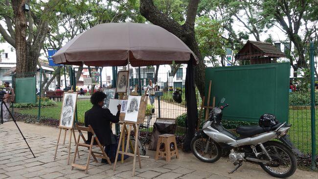 独立広場では似顔絵描きさんも…