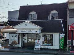 香川駅に戻り、交差出来ない構造の両方面使いのホームから、駅前の和菓子店湘南富士美香川駅前店をパチリ。
電車間隔があり、すぐ目の前なので「かりんと万十」を調達しに寄りたかったが、改札を入っていたのでまたの機会に。