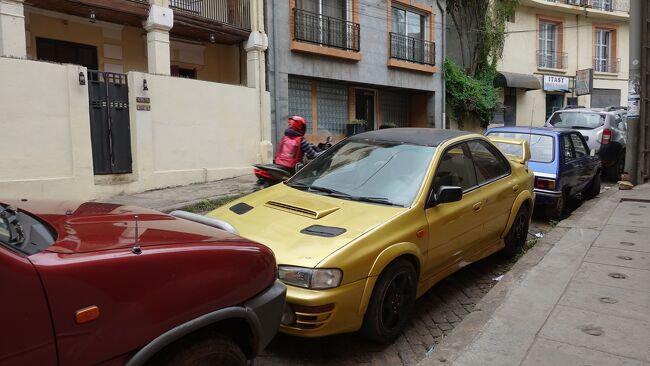 路地の車の駐車方法もパリ風？（笑）