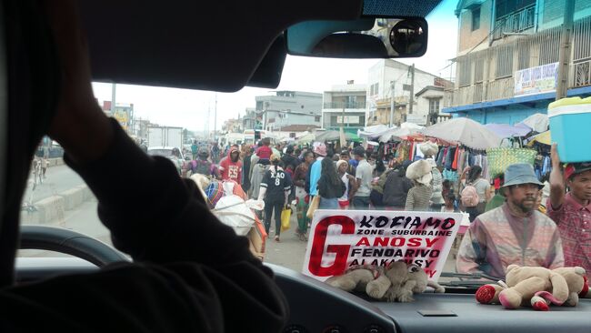 私はタクシーべ（近郊乗り合いバス）である所に行きます。<br />なかなかのカオス具合です。