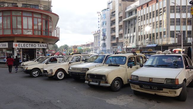 ここにもクラシックカータクシーが…<br />ここはフランス車版キューバのよう