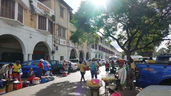 独立大通りはフランス植民地時代の建物がずらり