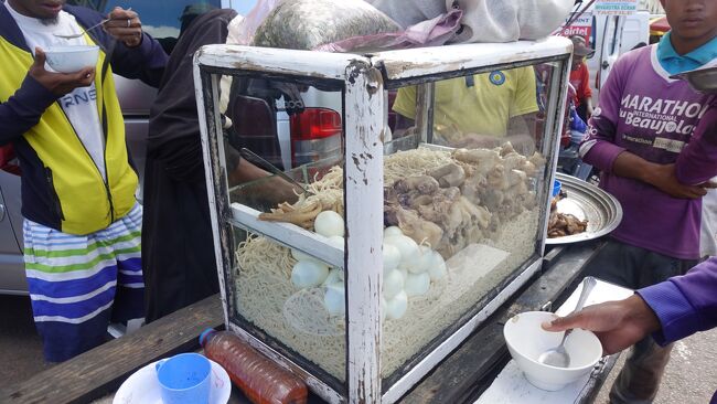 朝飯代わりにチキンスープヌードル屋台