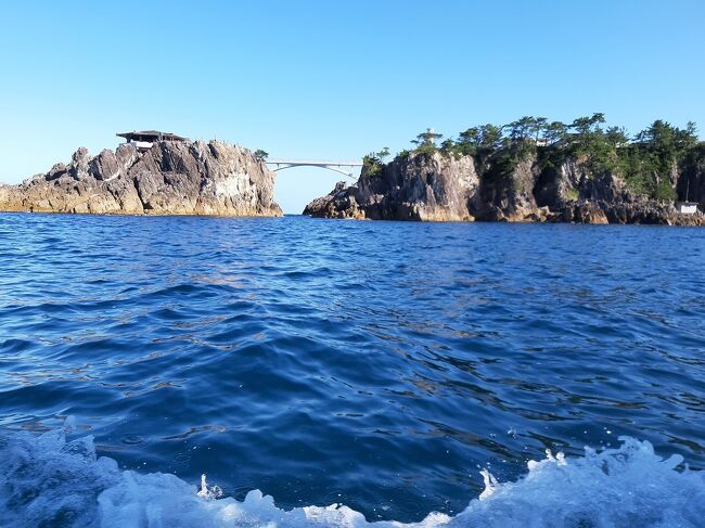 最終日の三日目は、最初に船で尖閣湾揚島遊園に行きます。<br />橋で繋がっている左側が揚島です。