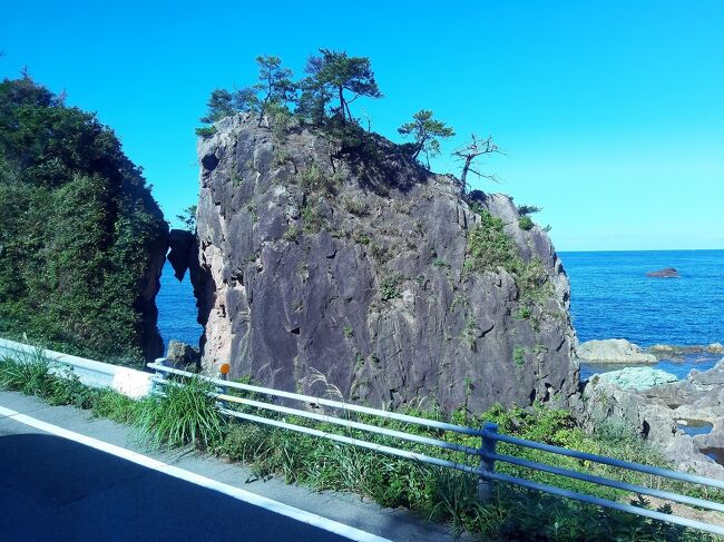 尖閣湾揚島遊園から佐渡金山へ向かう途中に在る、弁慶のはさみ岩。<br />武蔵坊弁慶ではないらしく、佐渡弁慶と言う力自慢に鬼が挑発して岩を投げたら、うまい具合に挟まってこのような形になったとか。”落ちない”ということで、受験生にも人気らしいです。