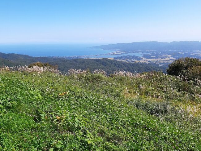 佐渡金山の後に、トキのテラス公園に行きます。<br />ここから両津湾から真野湾まで見渡せて、佐渡島のクビレがハッキリ分かります。<br />広角レンズを持って無いので、写真ではクビレを撮れず最初に左側。