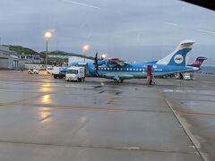 30分ほどで福岡空港に到着、福岡空港でも雨の中、沖止め。バスでターミナルへ。