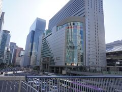 大阪は広くて、大きくて、活気がある街でした。
『大阪駅』