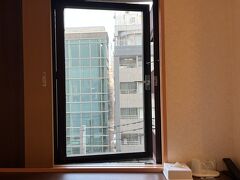 　1日遊び、ホテルに戻ってお部屋へ。4月とはお部屋の向きが違います。足元に窓。開くのは嬉しいけれど、枕元にいろいろ置きたいのに、これでは困ります。頭が逆の方が良いなあ。