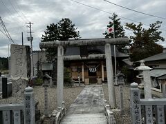 駅の近くに相馬妙見宮初發神社。相馬氏ゆかりの神社だ。
境内に国旗が掲揚されている。
地域住民の心のよりどころとして、最近屋根の葺き替えなど再建の試みが始まっている。