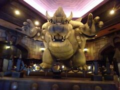 続いてスーパーニンテンドーワールドで一番の楽しみだったマリオカートにやって来ました。
たぶん。今回のUSJで一番長く待ったアトラクションです。