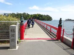 チケットを購入したので、早速渡りたいと思います。
福浦橋は、松島海岸と福浦島を結ぶ全長252mの朱塗りの橋で、『出会い橋』とも呼ばれるパワースポットだそうです。