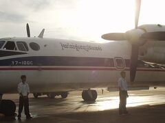 2002/09/30早朝のプノンペン空港
国内線の飛行機です。
確かロイヤル・プノンペン航空（Royal Phnom Penh Airways）
座席がフリーの飛行機は初めてでした。