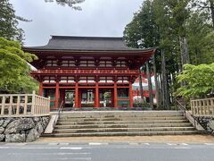 金剛峯寺を拝観したあとは、壇上伽藍にやってきた。

ここは高野山で最初に開かれた特別な場所なんだって！
赤が鮮やかな中門から入りましょう。