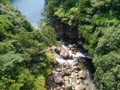 千壽の滝のある鯛の川に沿ってのいくつかの滝を見ながら海の近くまで降りていく。雨は止み良い天気に。写真は一番海に近いトローキの滝。展望場所に行くまでの道には小さなカニがたくさん歩いていた。