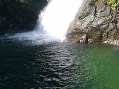 屋久島最大級の滝である大川の滝。ガイドブックなどで見るより水量は少なかったが、滝壺のすぐ近くまでいけることもあり大変迫力があった。
