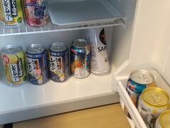 ところが、「部屋飲み」と弟が買ってきた缶がまだこんなに残ってる(^_^;)))
明日みんなのカバンに入れて持って帰るんだよ！
