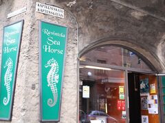 お腹を空かせた女子4人はレストランへ。
店内はとても賑わっていました。