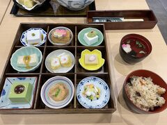 このお店の名物☆角濱金剛懐石
9品の料理に炊き込みご飯とお吸い物つき

素で！天ぷらで！スイーツで！と創作ごまとうふが詰まった一品で、どれからいただこうかな？とワクワクしちゃう(^｡^)
金剛界曼荼羅を模した器に盛りつけられているので、目でも楽しい♪