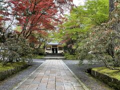 ランチのあとは高野山霊宝館にやってきた。

高野山に伝わる貴重な文化財を保存、展示する施設で、間近で見られる仏像はもとより、圧巻だったのは金剛界曼荼羅に胎蔵界曼荼羅！
正直あまり詳しくないので、ランチのときは「曼荼羅ね、歴史の教科書にのってたな、ふ～ん」ってな感じだったのが、実物を前にすると「おぉ～！」とまさに感嘆の声をあげてしまったよ♪