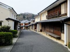 観光駐車場に車を停めてさっそく内子の町並みを眺めながら歩きます。
歴史ある古い商家の家屋をご覧ください。