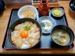 さて、おなかが減ったので昼食に「りんすけ」という郷土料理屋さんの『鯛めし』でランチにしました。

鯛めし(1210円)

11時開店と同時に行ったのですが、すでに二組のお客様がいらっしゃいました。
と言っても余裕で座れたので問題なし。
