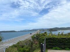 瓦そばのお店からさらに北上して「角島大橋」。海の色が綺麗でした。この日はバイクのツーリング団体が多かったなぁ。