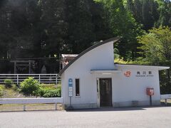 　次は角川駅です。
　この駅舎もまだ新しいです。