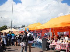 いろいろなお店が並ぶマーケット広場