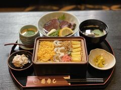 MY遊バスで、高知市内まで戻ってお昼
温かい「蒸し寿司」
カツオのたたきをここでも食べました
写真だとわからないけど、切り身が大きい☆
