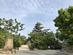 静かな道を進んだ先に、姿を現した岡山城。

岡山には何度も訪れているのに、岡山城は後楽園からチラッと見たことが一度あるだけ。
あの頃はお城にあまり興味がなかったので、いま思えばもったいないことをしたなぁ。

