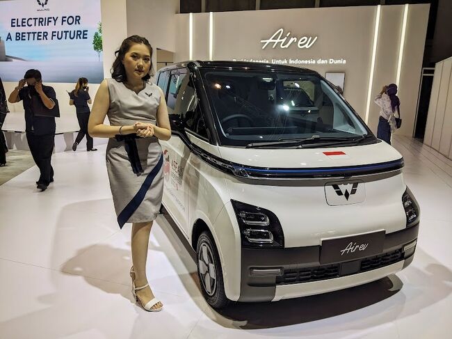 さっそくブースへ。<br />去年からインドネシアで現地生産している中国の五菱（ウーリン）<br />