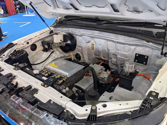 エンジンルームはご覧の通りスカスカ。<br />