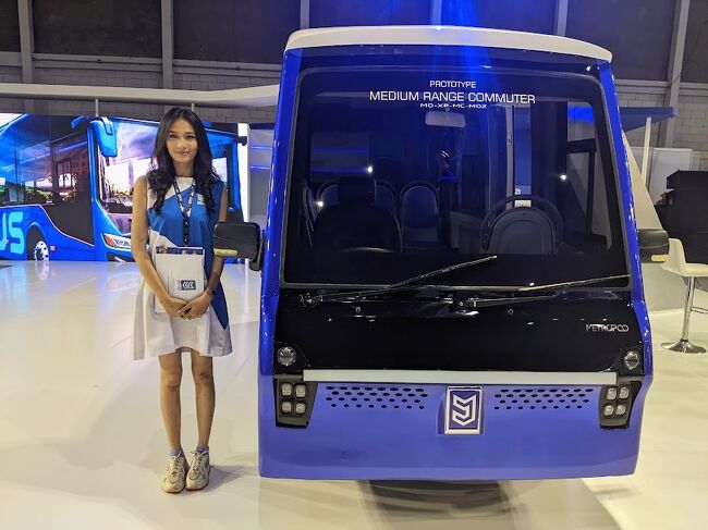 中型のコミューターバスも全面はほぼ直角。<br />