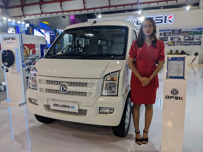 EV商用車<br />こちらはDFSKブランドで、<br />ひと昔前ふうのデザイン。<br />