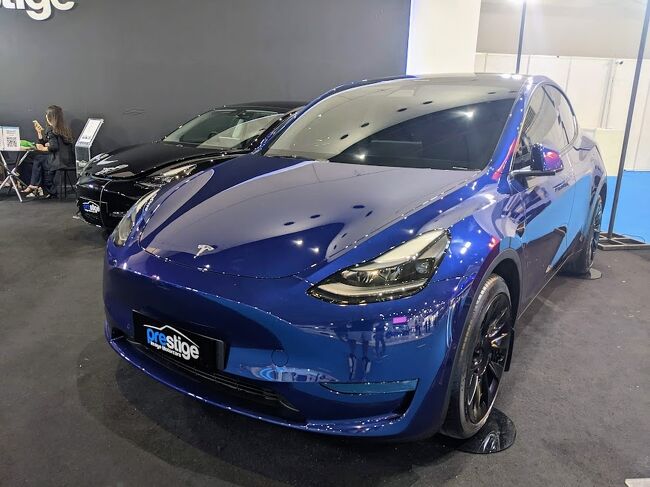 １つ目はテスラ。<br />インドネシアの自動車ショーって販売促進のイベントも兼ねてるけど、係の尾根遺産たち椅子に座っておしゃべりしたりスマホいじってばかりでやる気無し。<br />