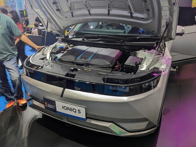 パカッ！<br />エンジンルームはこんな感じ。<br />