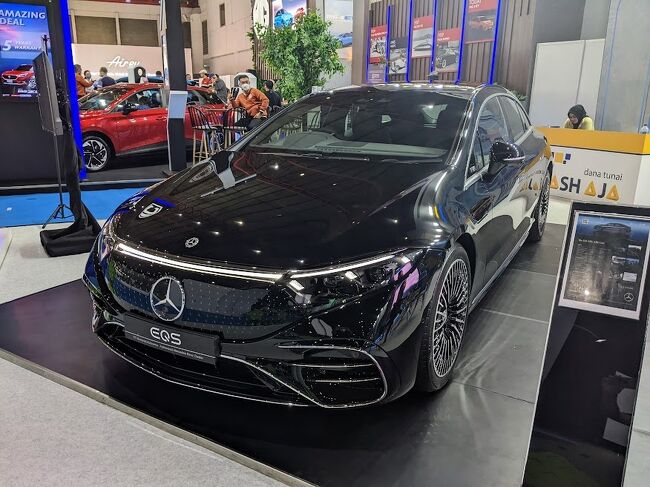 メルセデスベンツはEV最高峰のサルーンEQSを展示。<br />販売価格は3,410,000,000ルピア<br />（だいたい3,157万円）<br />