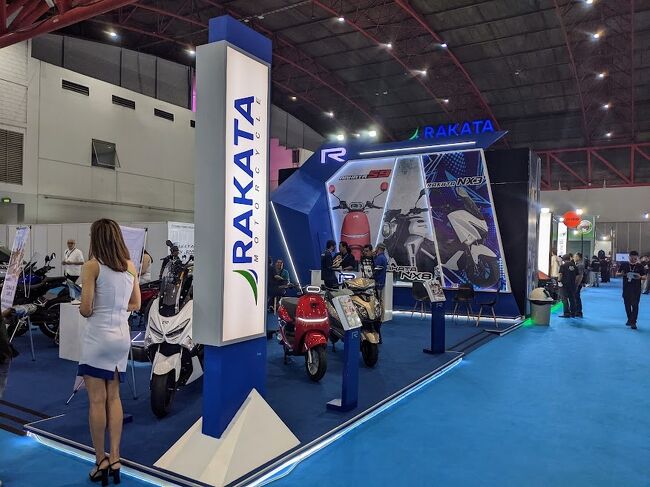 二輪車もEVを多数出展。<br />インドネシアだけでなく中国、台湾等の海外勢も出展してます。そして四輪より二輪のほうがたくさん人が居ました。<br />