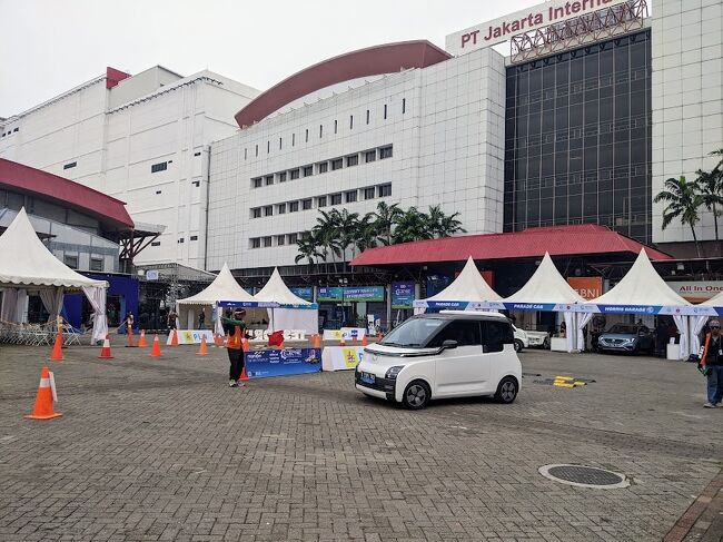 展示会場の外で試乗会やってたけど、<br />ビール飲んじゃった後だからパス。<br />