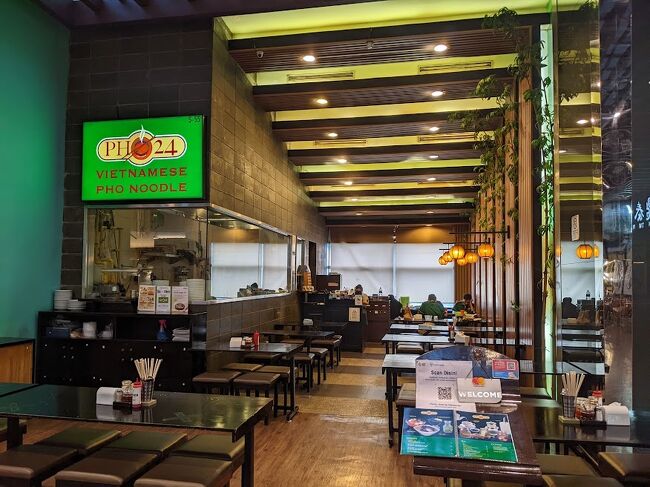 お昼ごはんは、<br />麺類を食べたい気分だったのでPHO24で。<br />