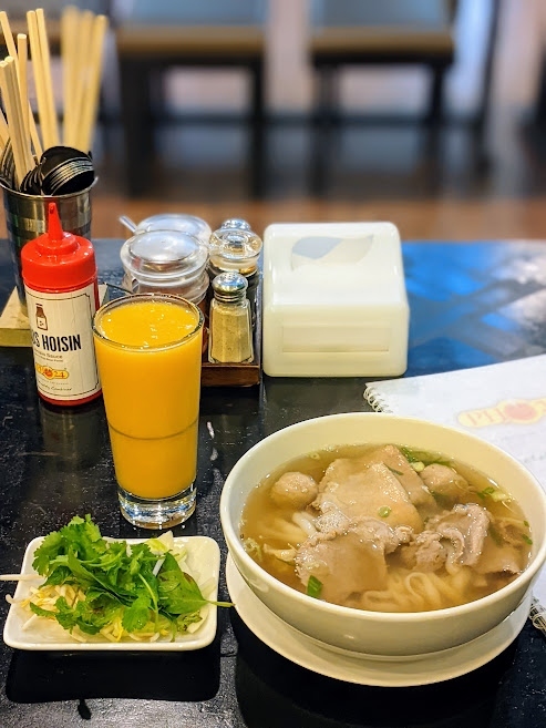 注文したのはPHO"ALL"とマンゴージュース。<br />マンゴージュースが濃厚で美味しかった。<br /><br />こうしてお腹を満たし、<br />帰路へと着きました！<br /><br />おしまい。<br />