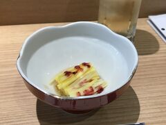 昼食抜きだったので、しっかり食べようと、さんすて岡山2Fにある吾妻寿司岡山駅店へ。17:00と夕食時間帯には早いのに満席で、15分くらい待ちました。

黄ニラ寿司はなかったけど、酢の物ならできますとのことだったのでお願いしました。それから、たいらぎ貝炙り。ハイボール。
