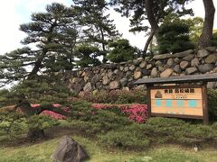 高松城跡。時間の関係で入園できなかったけど、北側は瀬戸内海に面し、残り三方の濠に海水を引き入れた日本三大水城のひとつだそう。

