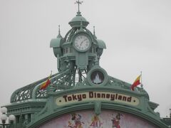 東京ディズニーランド朝7時過ぎ。本日はここから羽田空港に向けて出発します。パークに向かう方の流れに乗って移動しつつ、途中で別方向へと進みます。