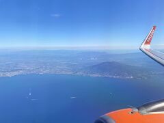 上空から見えるのはエトナ山。