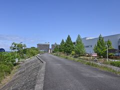 　　　岸辺のほとんどは石積み護岸になってるものの
　　　湖岸沿いに歩道が通っているので
　　　お散歩にはいいロケーションだよね
