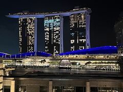 ラッフルズ・プレイス（Raffles Place）駅からウオーターフロントをマーライオン公園まで散策します。

マリーナ ベイ サンズ の写真だけUP、
一度はここにお泊まりして、屋上のインフィニティプールで泳いでみたいな。
