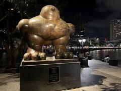 ボート・キー（Boat Quay）に向かて歩いています。
ボテロの鳥（Bird, by Fernando Botero）