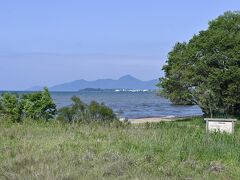 　　　護岸沿いの遊歩道を更に進むと、またまた砂辺に入れる箇所が！
　　　ここは広そうだよ～期待度増し増し♪ 